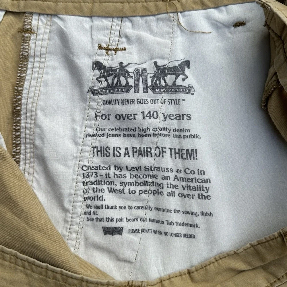 Levis Cargo Shorts Khaki Tan 6 Pocket Mens Size 42‎ x 11 Gorpcore Read! Flaws